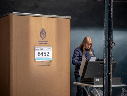 Una mujer emite su voto en un colegio electoral durante las elecciones primarias nacionales en Buenos Aires, Argentina.