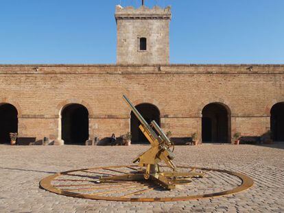 La obra de Jes&uacute;s Gald&oacute;n en el patio del castillo de Montju&iuml;c.