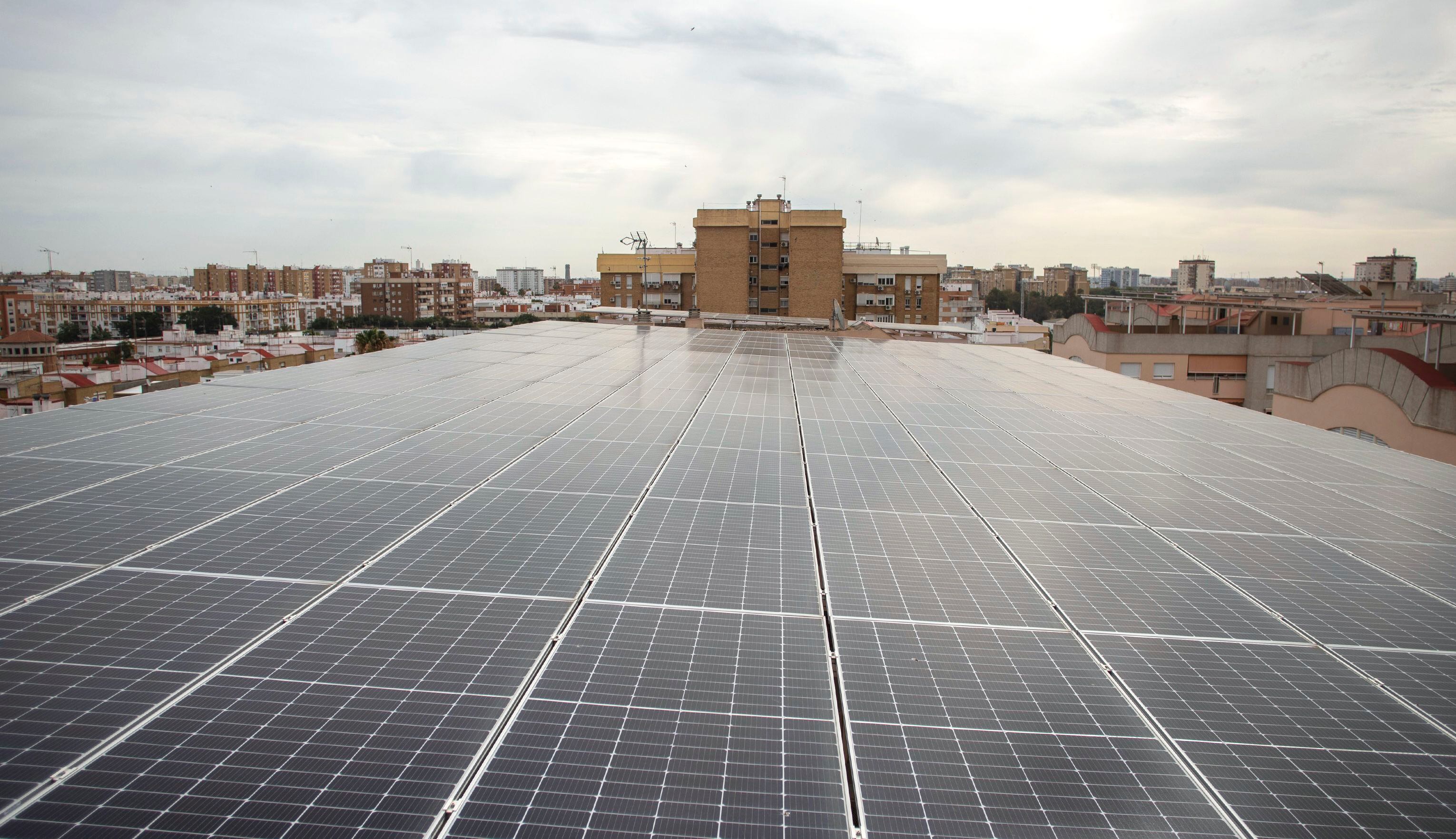 Examen gráfico al plan climático de España: progreso en renovables y retraso en transporte y electrificación