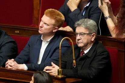El líder de La Francia Insumisa, Jean-Luc Mélenchon, y el diputado Adrien Quatennens, en una fotografía de archivo de marzo de 2022, en la Asamblea Nacional en París (Francia).