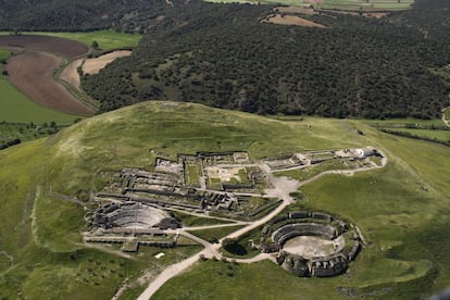 Esta ciudad es un buen ejemplo del desarrollo urbano de la Hispania romana. Plinio el Viejo señala la riqueza de sus minas de lapis specularis, yeso cristalizado que se usaba para las ventanas de las viviendas. Su comercio hizo prosperar la ciudad, favorecido por el paso de la vía romana que comunicaba Carthago Nova y Complutum. Situado cerca de Saelices, el yacimiento se puede visitar de martes a domingo (entrada, 6 euros). Más información: <a href="http://www.patrimoniohistoricoclm.es/parque-arqueologico-de-segobriga/" target="_blank">segobriga.org.</a>