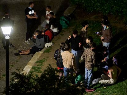 Varios jóvenes se concentran en el Parque de las Vistillas el pasado 16 de mayo.