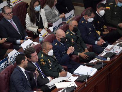Los ministros del Interior, Daniel Palacios, y de Defensa, Diego Molano, junto a la cúpula militar en la moción de censura en el Congreso de Colombia.