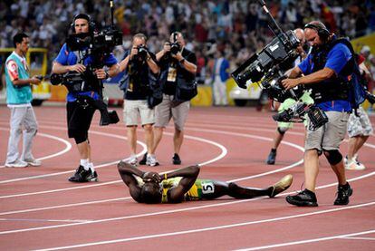 Usain Bolt celebra su victoria en los Juegos de Pekín 2008, rodeado de cámaras.