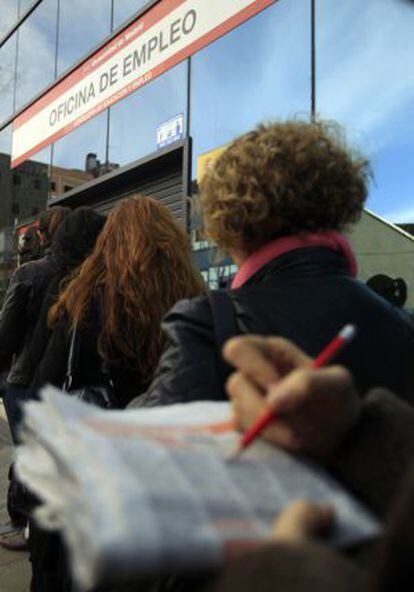 Cola ante una oficina de empleo de Madrid.