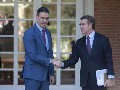 El presidente del Gobierno, Pedro Sánchez, recibía el 7 de abril al líder del PP, Alberto Núñez Feijóo, en La Moncloa.