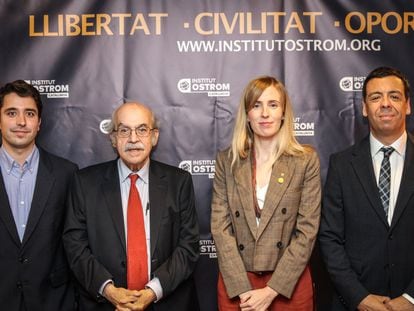 El vicepresidente del Instituto Ostrom, Martí Jiménez (izq.), y el presidente, Eric Herrera (der.) con Andreu Mas-Colell y la consejera de Exteriores de la Generalitat, Victòria Alsina.