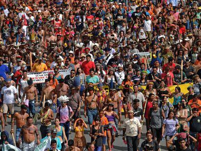 Manifestación de indígenas brasileños en Brasilia.