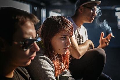 Noelia Sánchez, en el centro, junto a sus amigos Óscar Frías , a la izquierda, y Jerónimo Sánchez.