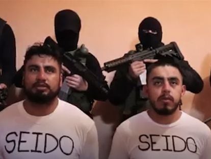 Armados con fusiles y con el rostro tapado, un cartel reivindica el secuestro de dos policías en México