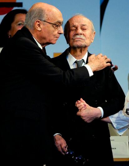 José Saramago y Ernesto Sabato durante un homenaje dedicado al argentino en el teatro El Círculo durante la III edición del Congreso Internacional de la Lengua Española en Rosario (Argentina), en 2004.