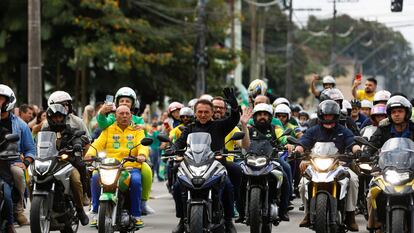 El presidente Jair Bolsonaro, durante un recorrido en moto este domingo.