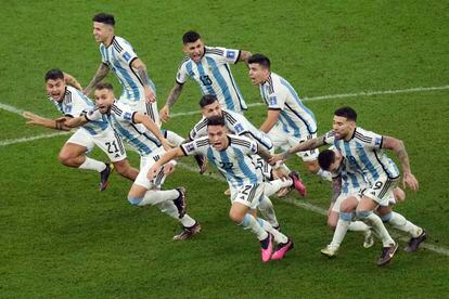 Los jugadores de Argentina celebran su tercer Mundial, tras derrotar en los penaltis a Francia. 