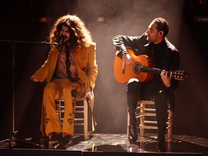 Israel Fernández (de amarillo) y Diego del Morao (guitarra), en su actuación en la 37ª edición de los Premios Goya, en Sevilla.