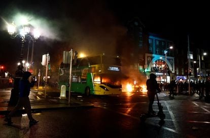 Un autobús incendiado en el centro de Dublín, tras los disturbios por el apuñalamiento de tres niños.