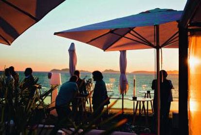 Terraza del Marina Cíes Beach Club, en la playa de Samil (Vigo).