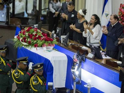 El presidente nicarag&uuml;ense, Daniel Ortega, aplaude al paso del ata&uacute;d con el cuerpo de Ren&eacute; N&uacute;&ntilde;ez. 