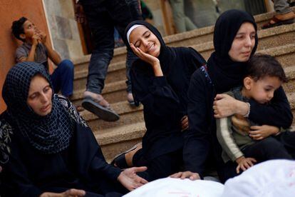 Varias mujeres lloraban junto a los cadáveres de sus familiares muertos en los ataques israelíes sobre Jan Yunis, este lunes.
