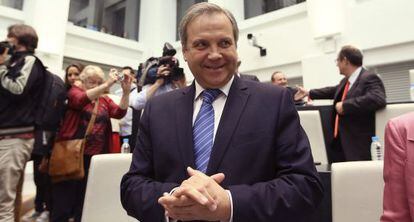 Antonio Miguel Carmona celebra la elección de Manuel Carmona el pasado sábado.