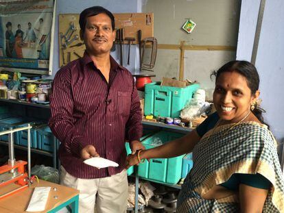 Arunachalam Muruganantham (izquierda) es un ex soldador que ha inventado una máquina barata para fabricar compresas a bajo coste. Defensor de la igualdad de género, solo vende el artilugio a mujeres, principalmente de grupos de autoayuda. En esta imagen, le demuestra a Rekha, que planea comprar una de las máquinas, la capacidad de absorción de sus productos.