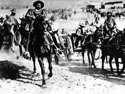 Pancho villa montando un caballo.