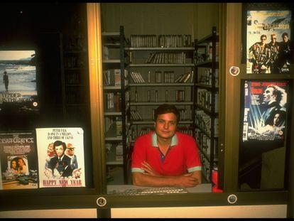 Un encargado de un videoclub estadounidense posaba en su establecimiento en 1989.