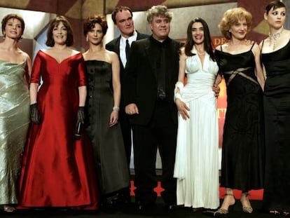 Almod&oacute;var y Tarantino junto a algunas de las actrices de La mala educaci&oacute;n, en el Festival de Cannes de 2004. 