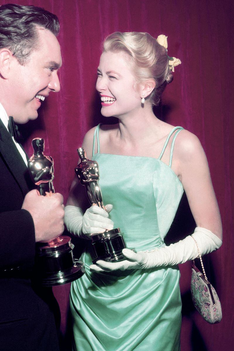 Grace Kelly con su Oscar a Mejor Actriz en 1955 .