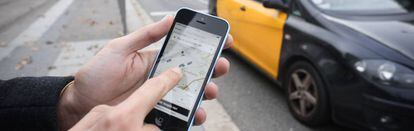 Un usuario prueba la aplicación Uber en la avenida Diagonal de Barcelona.