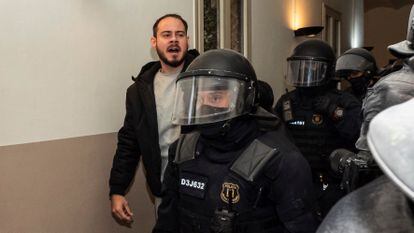 Pablo Hasél, rodeado de policías en uno de los pasillos de la Universidad de Lleida durante su detención, el pasado 16 de febrero.