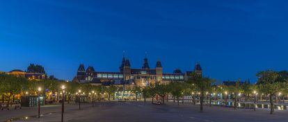 Vista nocturna del Rijksmuseum, en Ámsterdam.