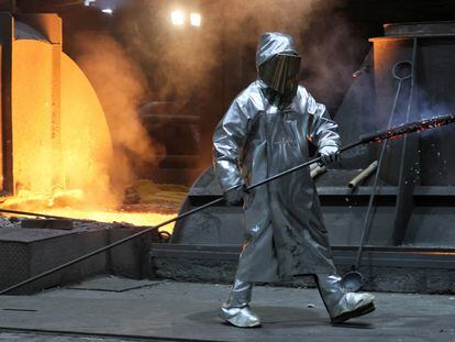 Un trabajador de una factoría de acero en Alemania, en noviembre de 2022.