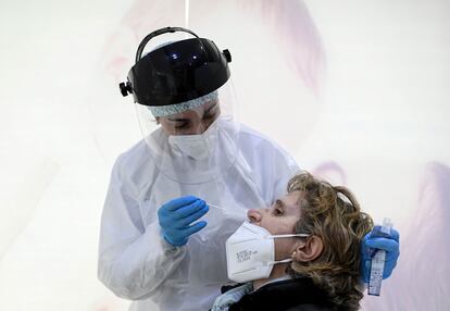 Una profesional de Farmacia realiza un test de antígenos en su establecimiento el 9 de febrero de 2021 en Madrid.