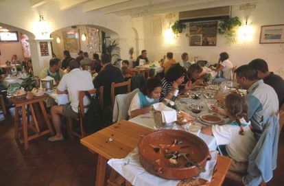 Comedor del restaurante Es Cranc, en Fornells (Menorca).