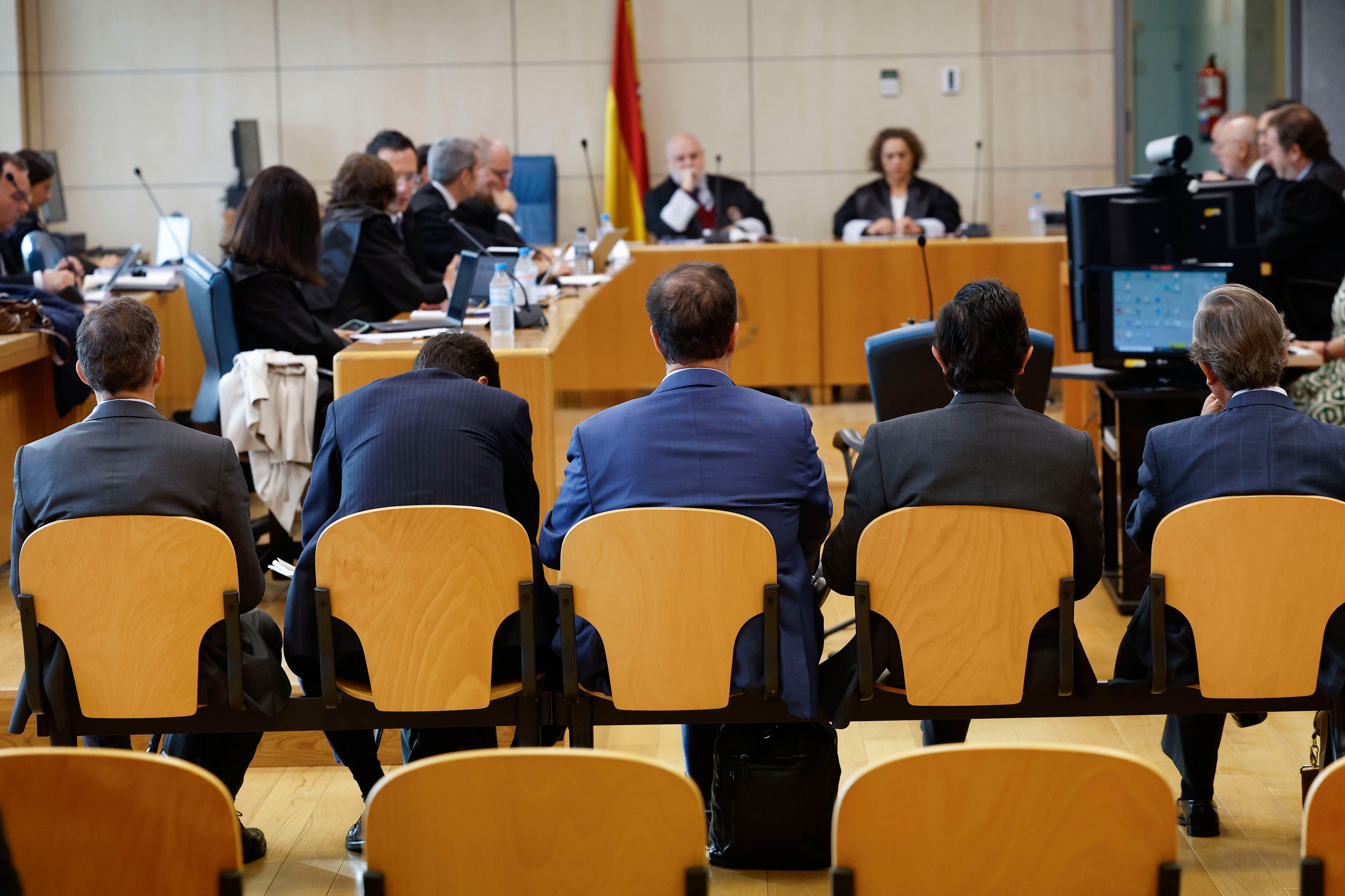Desde la izquierda y de espaldas, el representante de Iberdrola y sus cuatro directivos, sentados en el banquillo de la Audiencia Nacional, el pasado octubre.