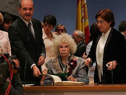 La duquesa de Alba firma en el libro de honor de la Junta ante la presencia de Chaves. A la izquierda, Soledad Becerril.