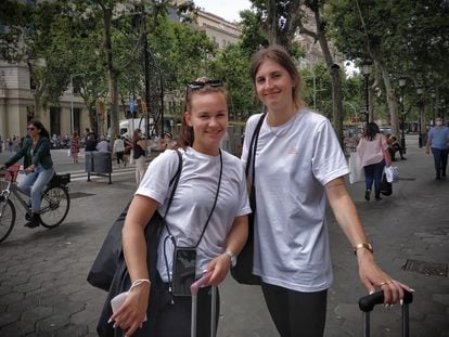 Johanna y Caroline en el paseo de Gràcia