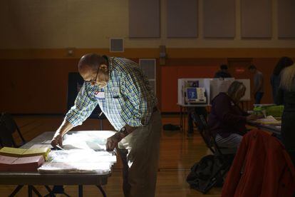 Un trabajador electoral, saca una boleta provisional para un votante en un colegio electoral en Columbus, Ohio.