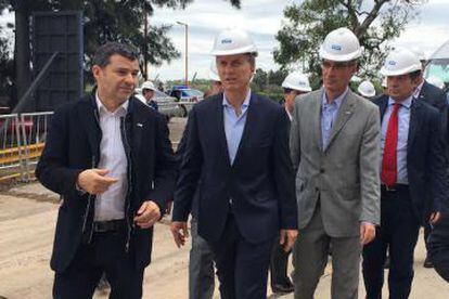El presidente Mauricio Macri (centro) visita una planta de YPF en La Plata, Buenos Aires.