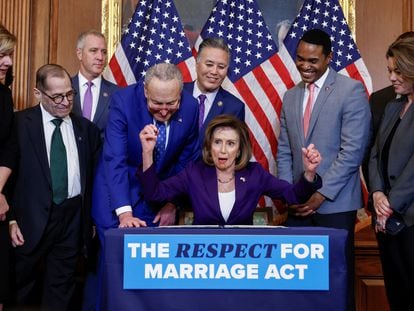 Nancy Pelosy anuncia la aprobación de la ley que protege a las parejas del mismo sexo casadas.