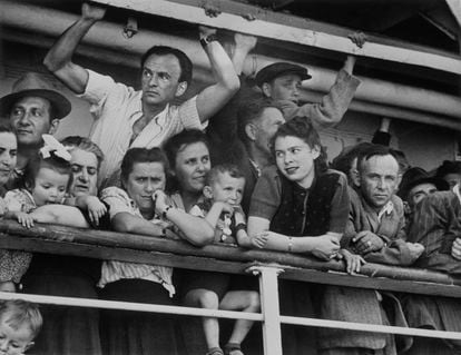 Haifa, mayo-junio de 1949, miles de inmigrantes judíos de todo el este de Europa, Turquía y Túnez llegan en barco a Palestina.