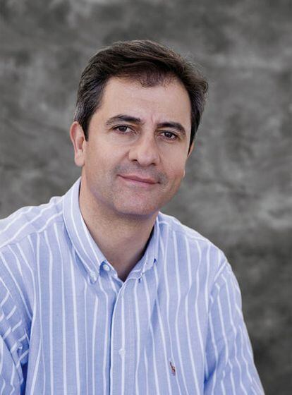 El periodista Manolo Lama abandona la Cadena SER tras rescindir unilateralmente el contrato que le vinculaba a la emisora hasta el 31 de diciembre de 2011.