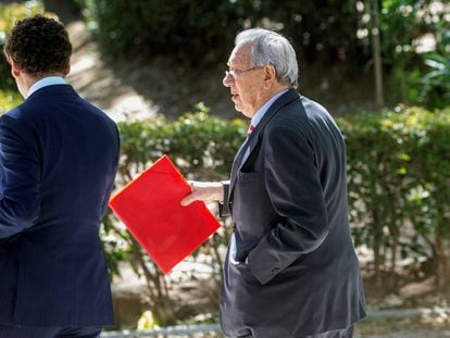 Raúl Morodo al salir de la Audiencia Nacional tras declarar ante el juez Pedraz.