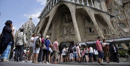 Turistas a la entrada de la Sagrada Familia tres días después de los atentados.