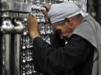 Un hombre reza en una mezquita en El Cairo.