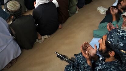 Un agente de policía talibán reza en una mezquita del barrio de Aino Maina, en Kandahar (Afganistán).