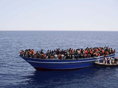 Fotograf&iacute;a facilitada por M&eacute;dicos sin Fronteras del rescate de una barcaza de inmigrantes en el Mediterr&aacute;neo el pasado 14 de mayo. 