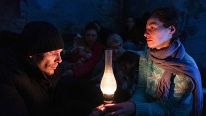 Civiles en un refugio, en una escena del documental '20 días en Mariupol'.