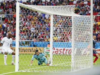 Valladares observa c&oacute;mo entra el segundo gol franc&eacute;s, tras tiro de Benzema.