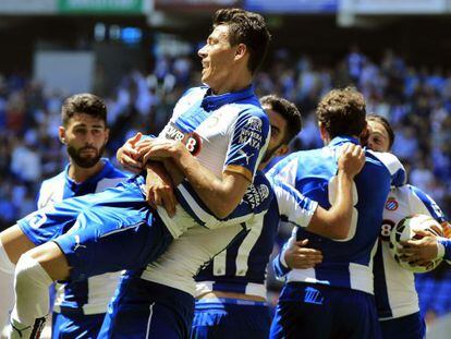 Los jugadores del Espanyol se abrazan tras un gol de H&eacute;ctor Moreno. 